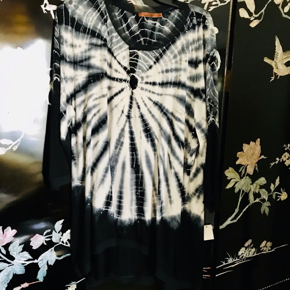 🐳Tie Dye black, blue, and white top